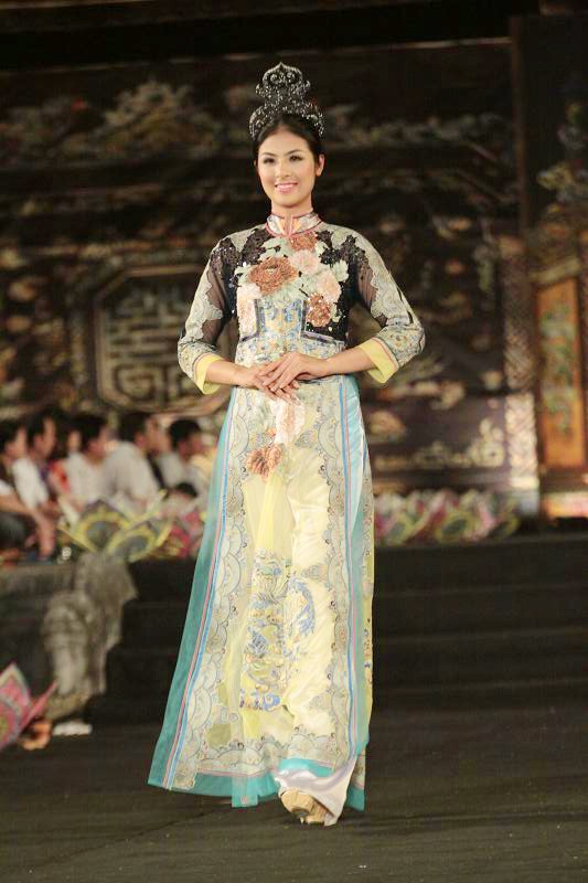 Tại Festival Huế 2012, Ngọc Hân không chỉ là một người mẫu trình diễn các BST, còn đảm nhiệm một vai trò không kém phần trang trọng đó là một nhà thiết kế tham gia chương trình.